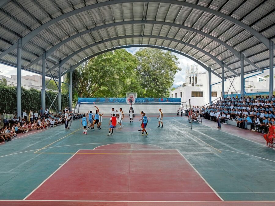 Partido en la cancha techada del Pabellón Cultural con las gradas llenas