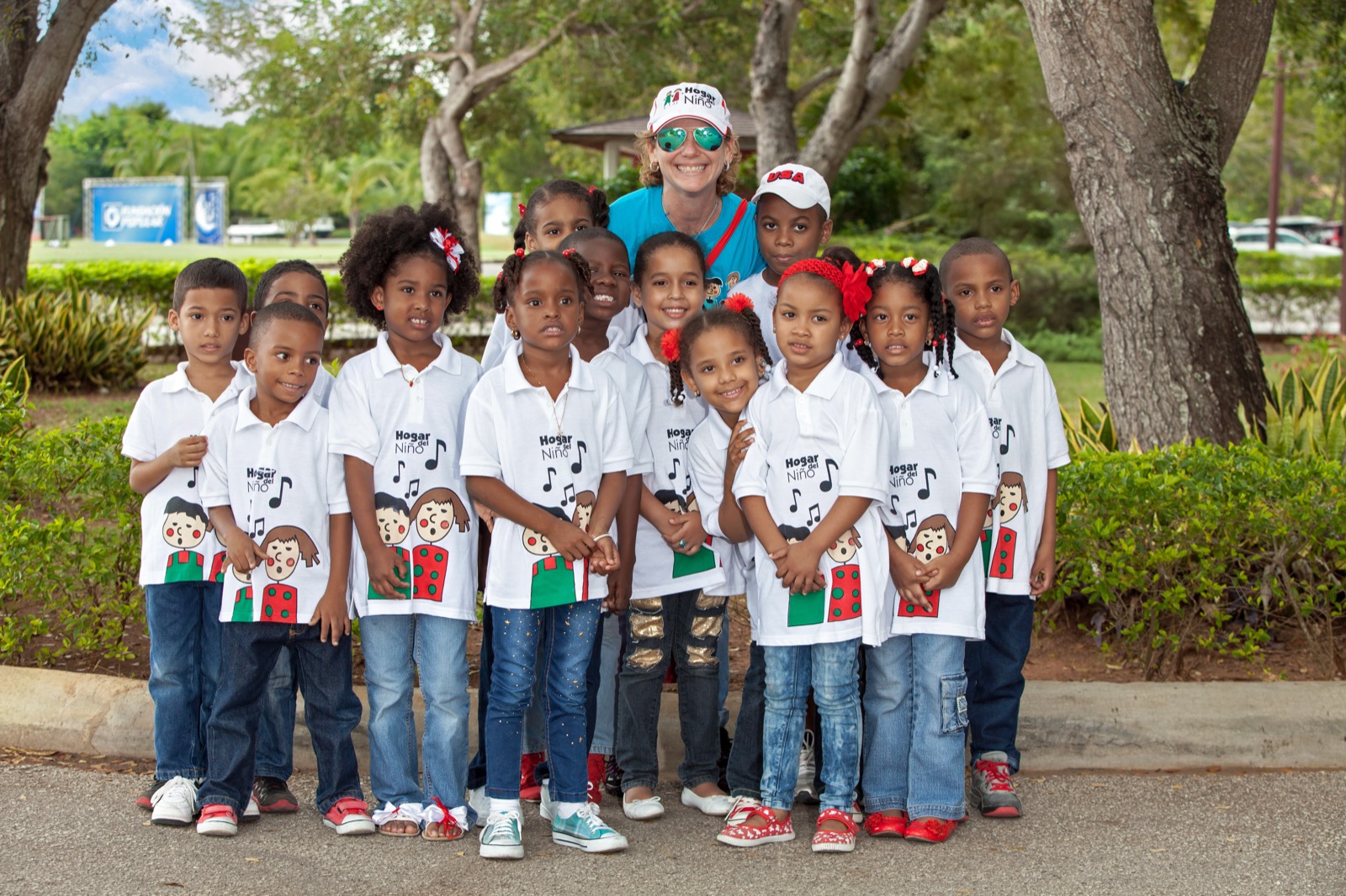 Grupo de niños del Hogar del Niño con una acompañante, Patronato Benéfico Oriental
