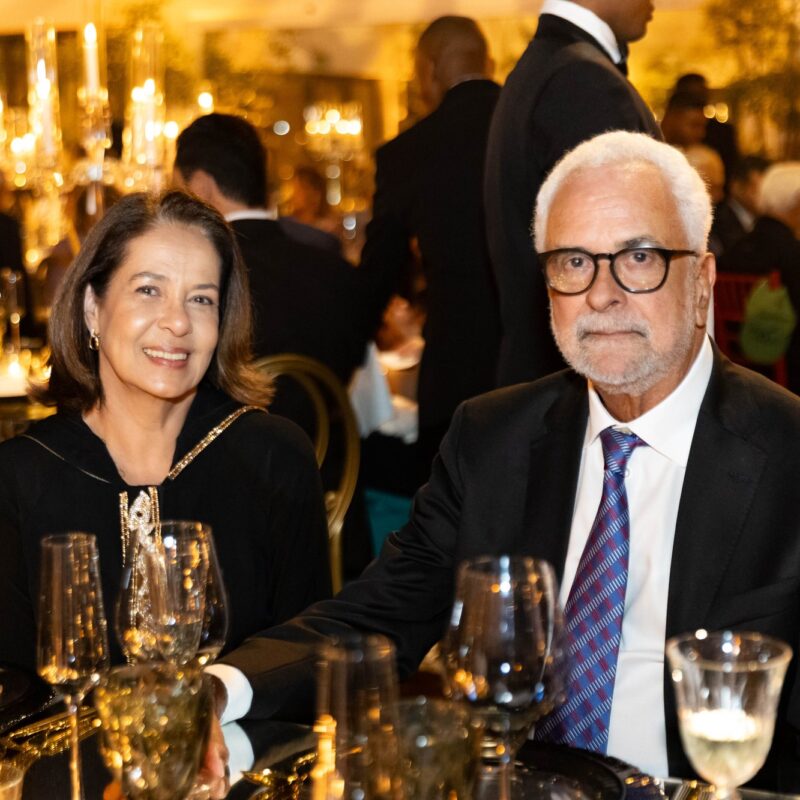 Comensales en la cena de agradecimiento de Adopte Una Cuna