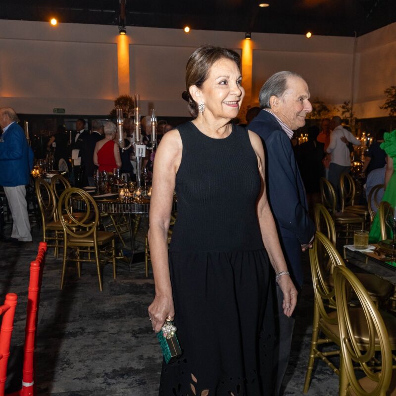 Salón de la cena de miembros de Adopte Una Cuna