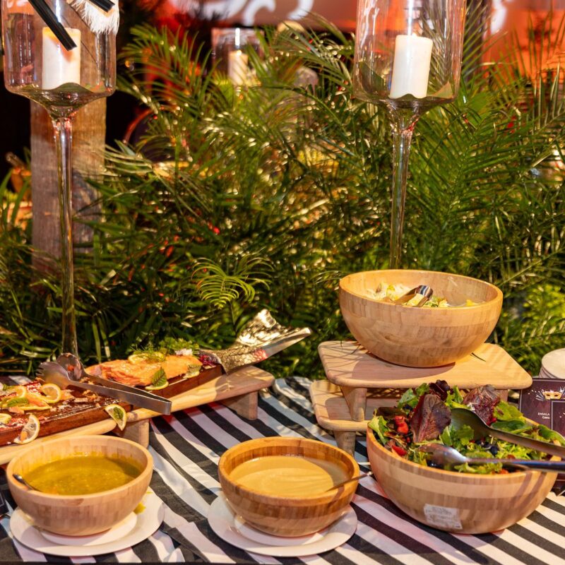 Mesa de comida decorada para la gala Adopte Una Cuna 2025