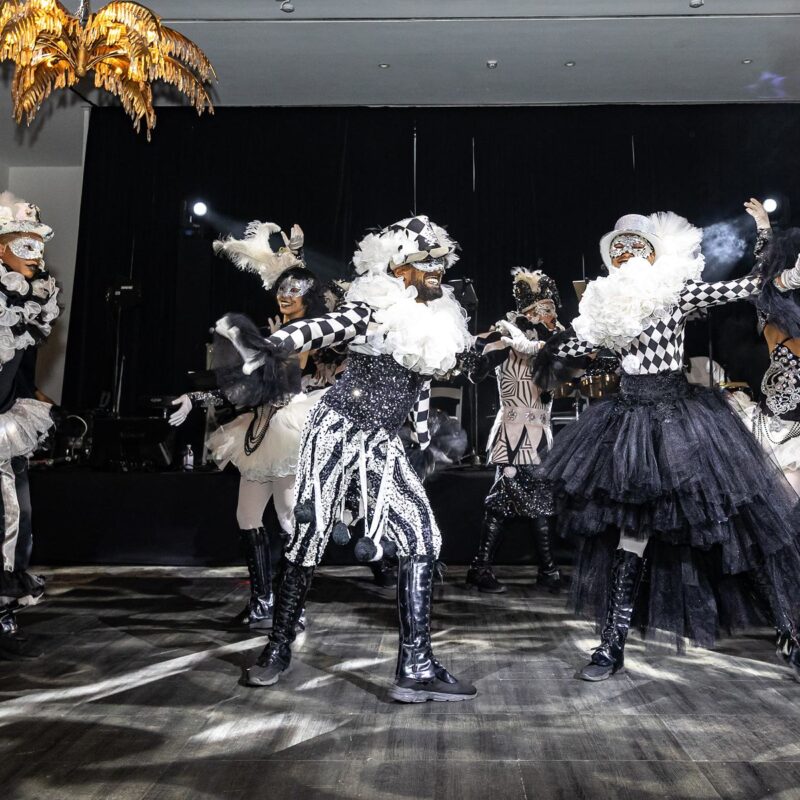 Comparsa de carnaval actuando en la gala Adopte Una Cuna 2025