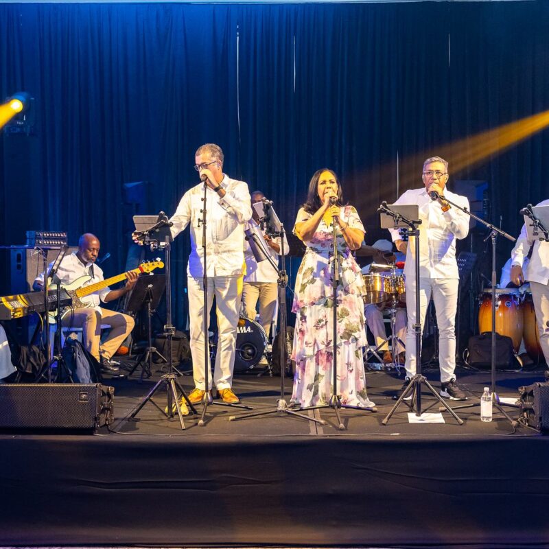 Orquesta en vivo en la gala Adopte Una Cuna 2025