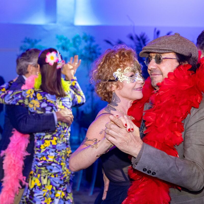 Invitados bailando en la gala Adopte Una Cuna 2025