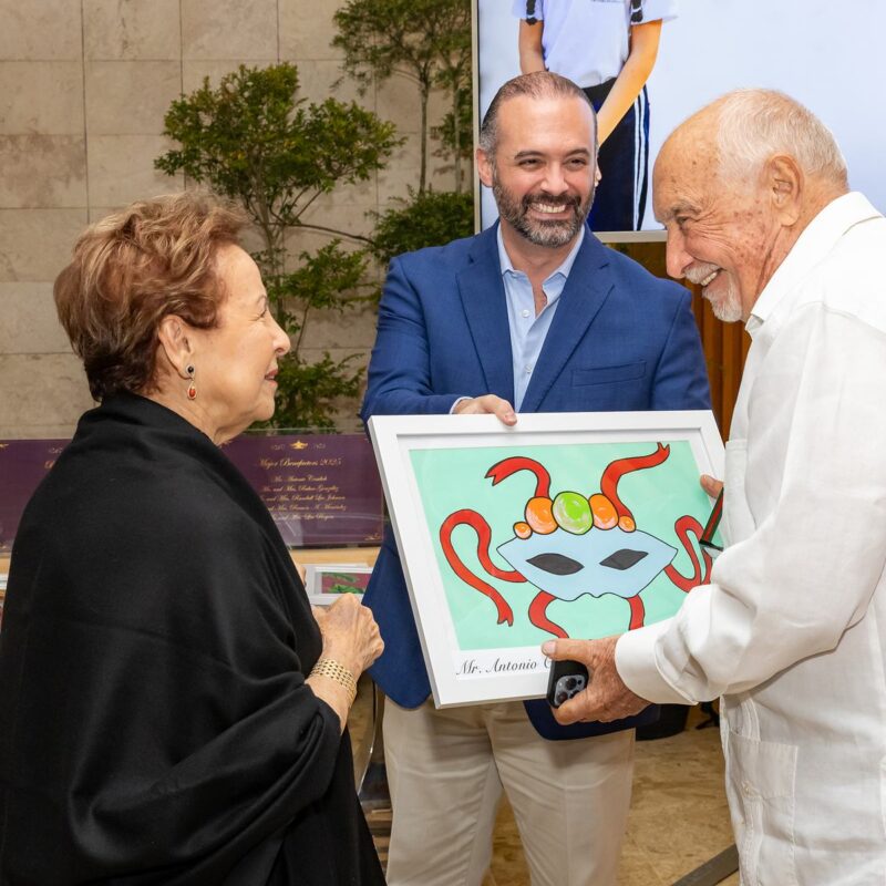 Entrega de una obra de arte durante la gala Adopte Una Cuna