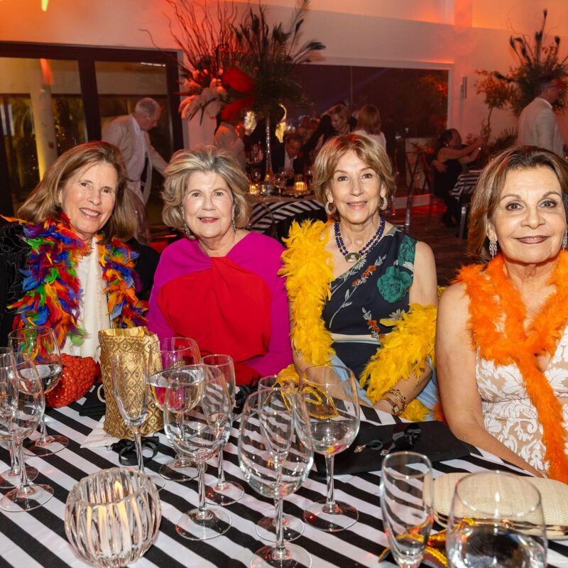 Invitadas en su mesa durante la gala Adopte Una Cuna 2025
