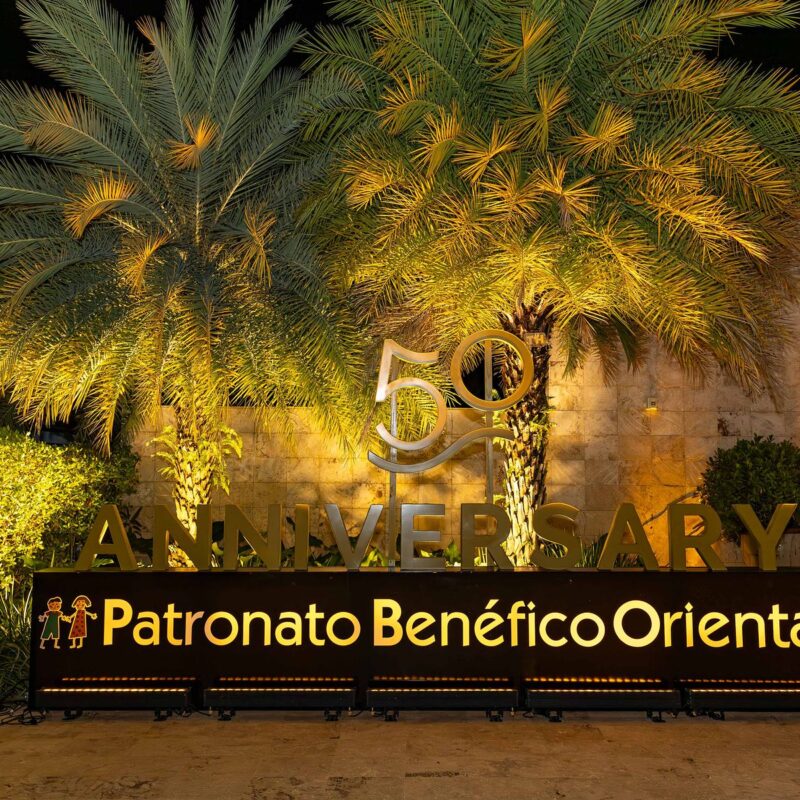 Rótulo del 50 aniversario del Patronato Benéfico Oriental en la gala Adopte Una Cuna 2026