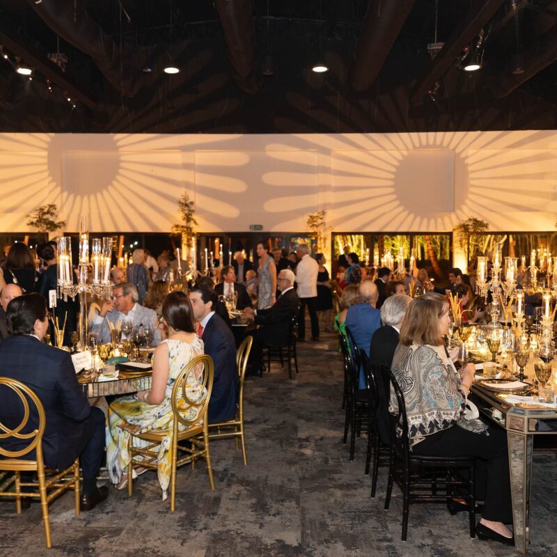Salón de la cena de gala Adopte Una Cuna 2026