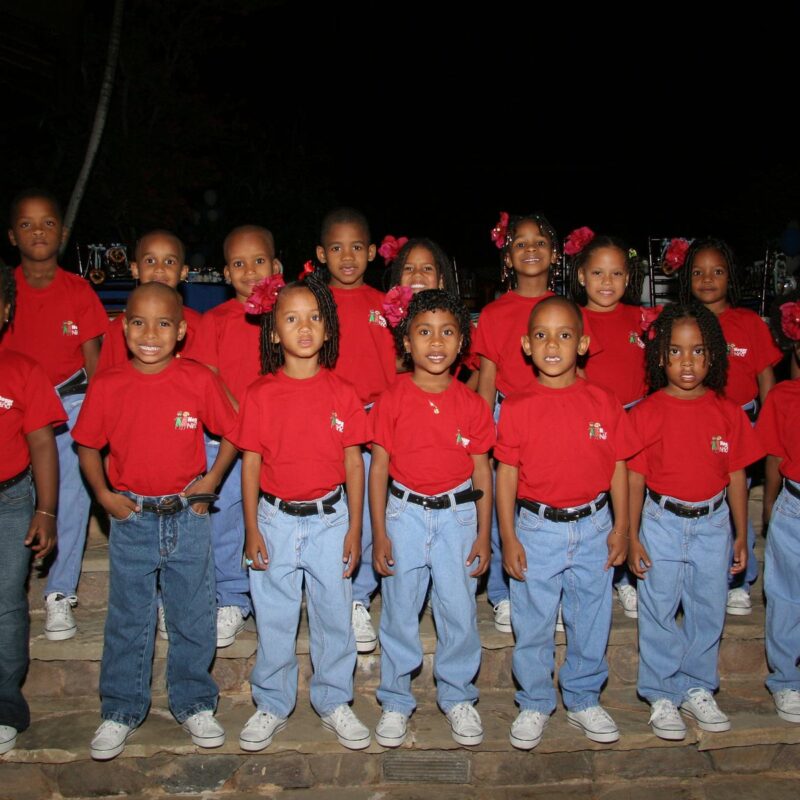 Niños y niñas del Hogar del Niño en la gala Adopte Una Cuna de 2006