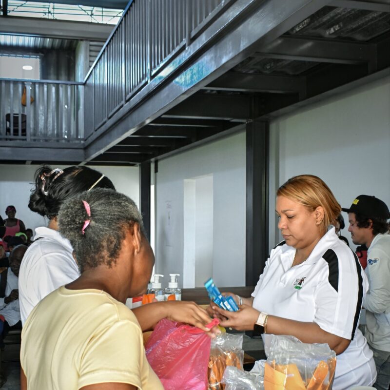 Atención a una vecina durante una jornada de asistencia comunitaria