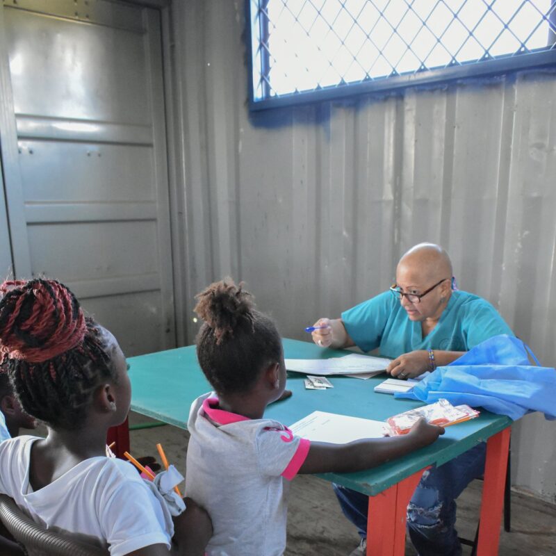 Consulta a una niña durante la jornada médica comunitaria