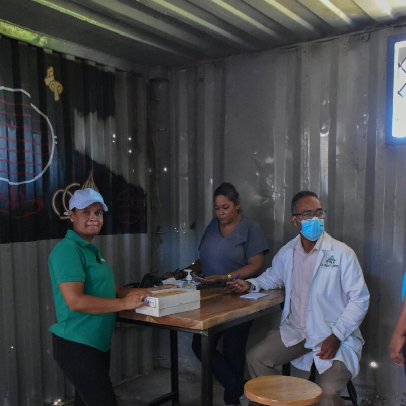 Consulta médica en la jornada de asistencia comunitaria de Villa Hermosa