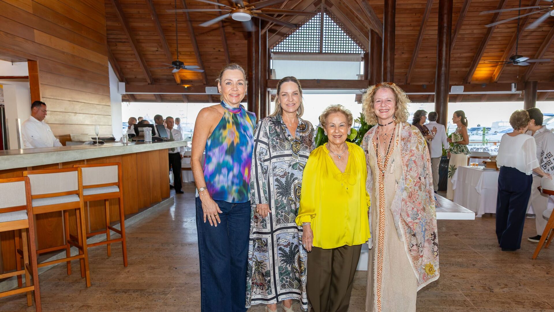 Claudia Dávila y Mónica Dávila, fundadoras del Café de la Leche, con Xiomara Dájer Menéndez y Xiomara Menéndez, en el encuentro de enero de 2026