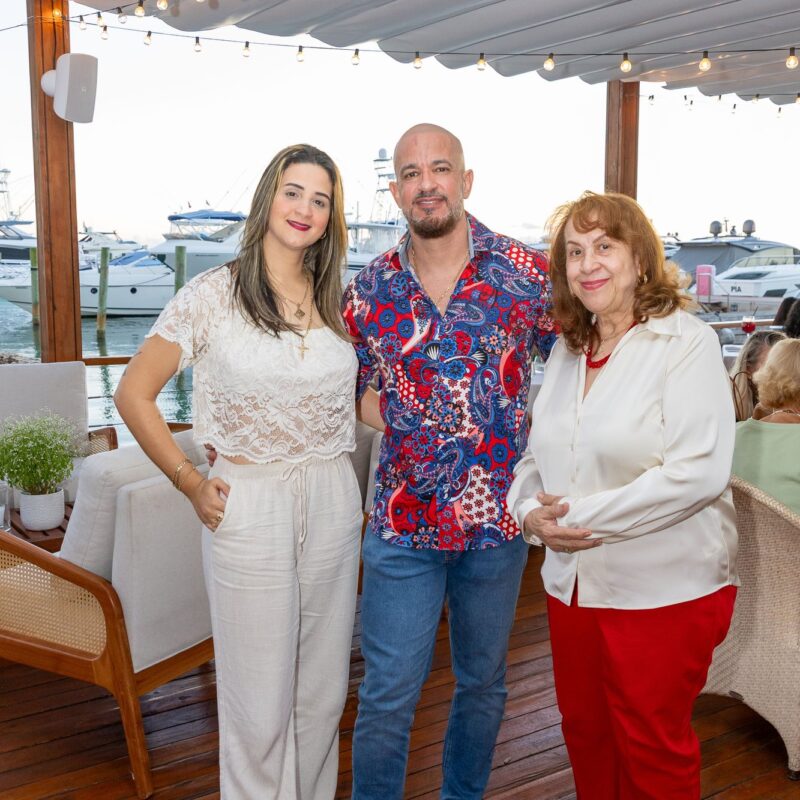 Grupo de invitados del Café de la Leche
