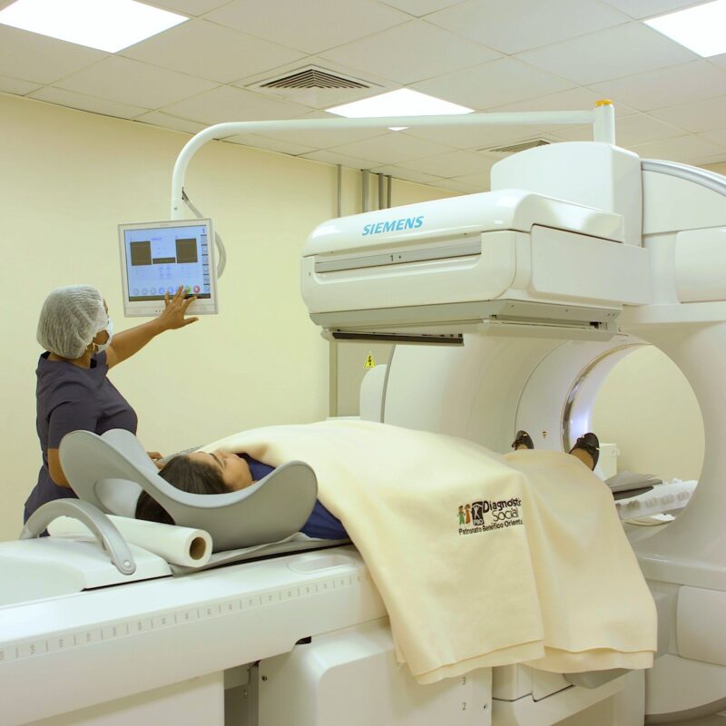 Técnica prepara el equipo de medicina nuclear para un estudio