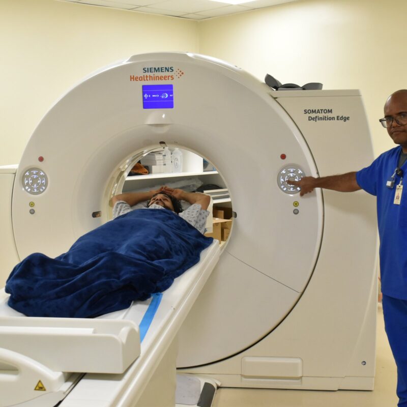 Técnico junto al tomógrafo durante un estudio
