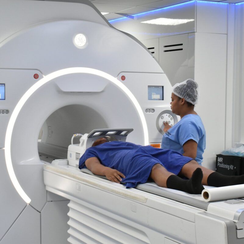 Paciente en el resonador magnético, atendido por una técnica