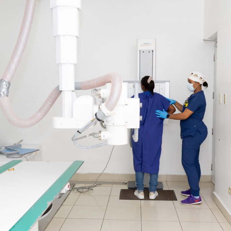 Técnicas colocan a una paciente para una radiografía de tórax