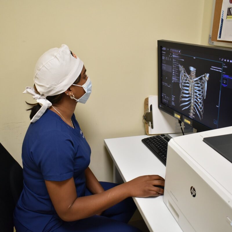 Técnica revisa una radiografía de tórax