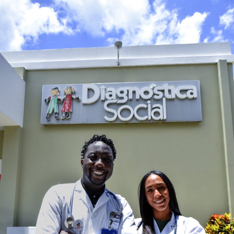 Dos médicos frente al rótulo de Diagnóstica Social