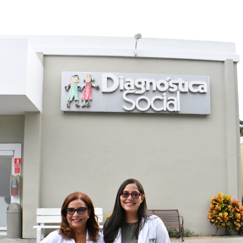 Dos médicas frente a la entrada de Diagnóstica Social