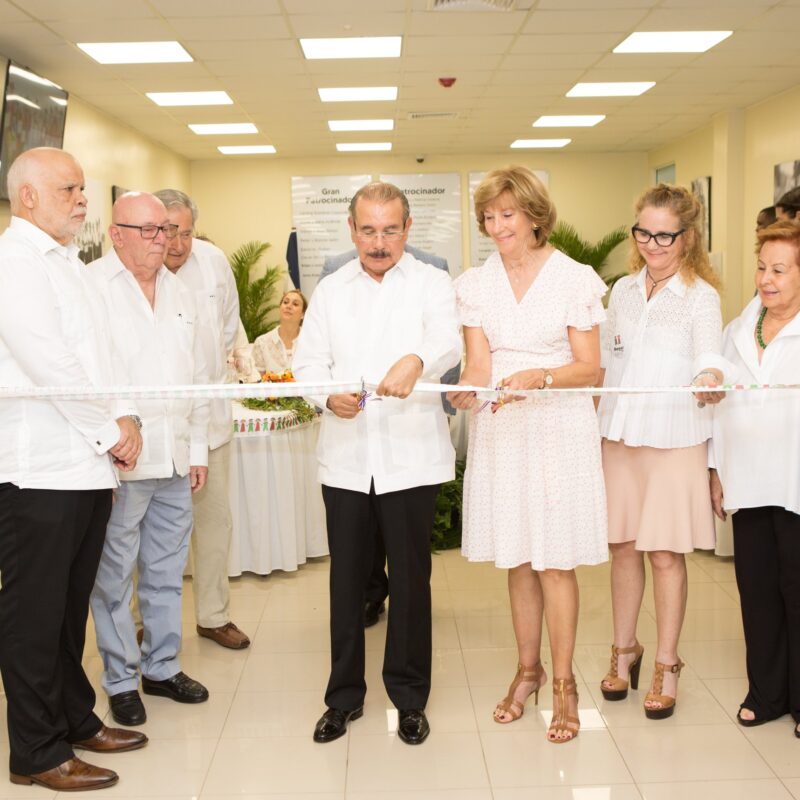 Corte de cinta en la inauguración de la sede de Diagnóstica Social