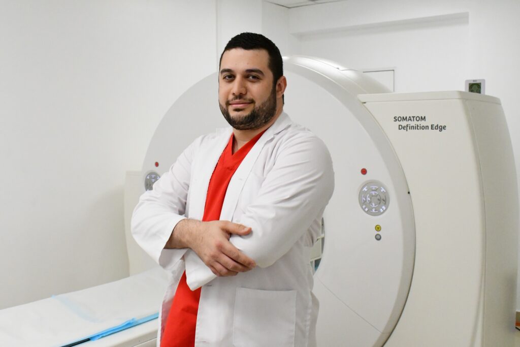 Médico de Diagnóstica Social junto al tomógrafo del centro