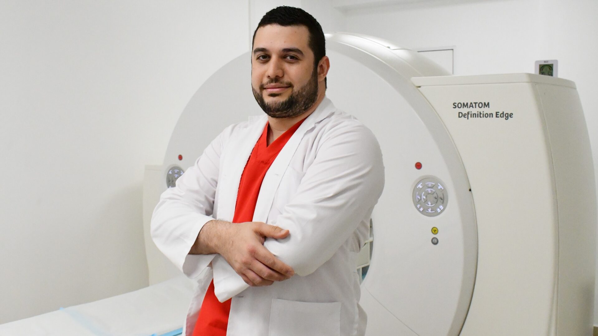 Médico de Diagnóstica Social junto al tomógrafo del centro