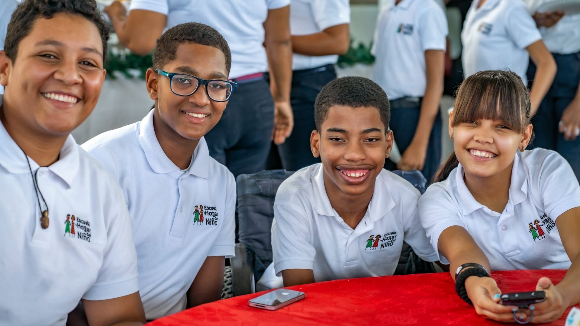 Estudiantes de la Escuela Hogar del Niño con una de sus maestras