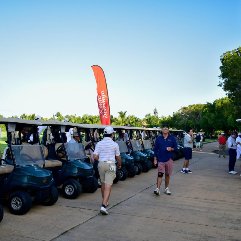 Carritos de golf listos para la salida del torneo del Fin de Semana Hogar del Niño