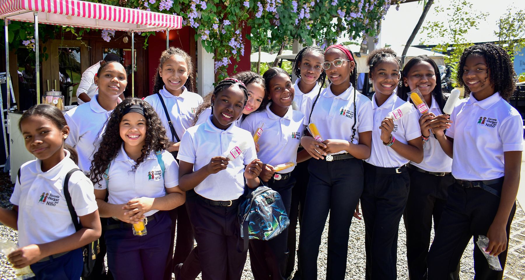 Alumnas del Hogar del Niño con sus helados durante el Fin de Semana Anual
