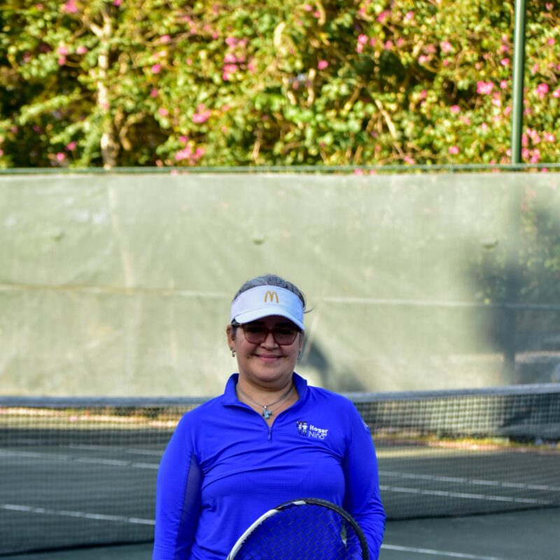 Jugadora de tenis en el Fin de Semana Hogar del Niño