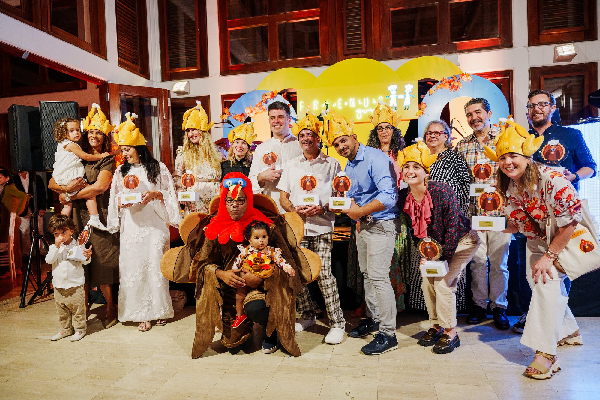Entrega de premios de Friendsgiving: los ganadores con sus trofeos