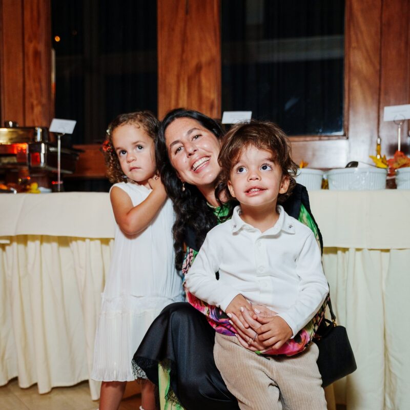 Una familia en la cena de Friendsgiving