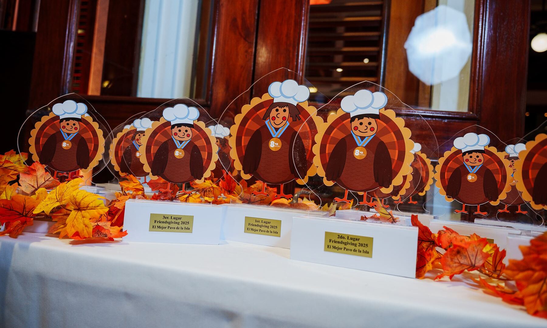Trofeos de pavo del concurso «El Mejor Pavo de la Isla», Friendsgiving 2025