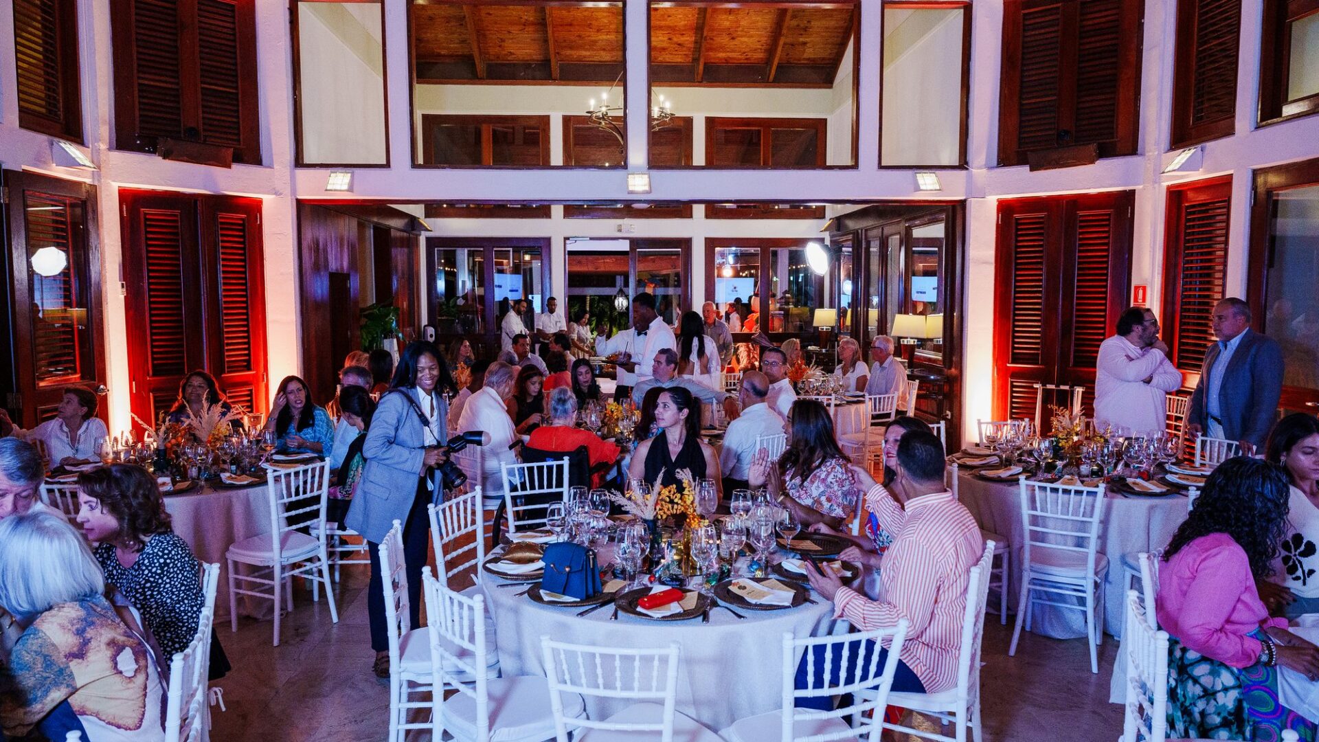 Salón del Friendsgiving del Hogar del Niño durante la cena
