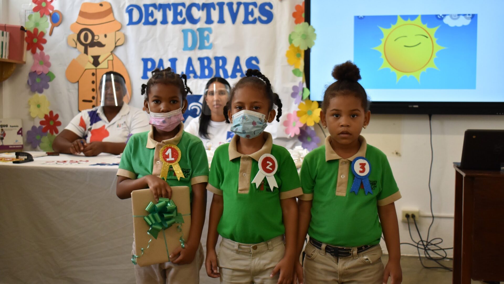 Tres alumnas de la Escuela Nacional para Sordos con sus escarapelas en la actividad Detectives de Palabras