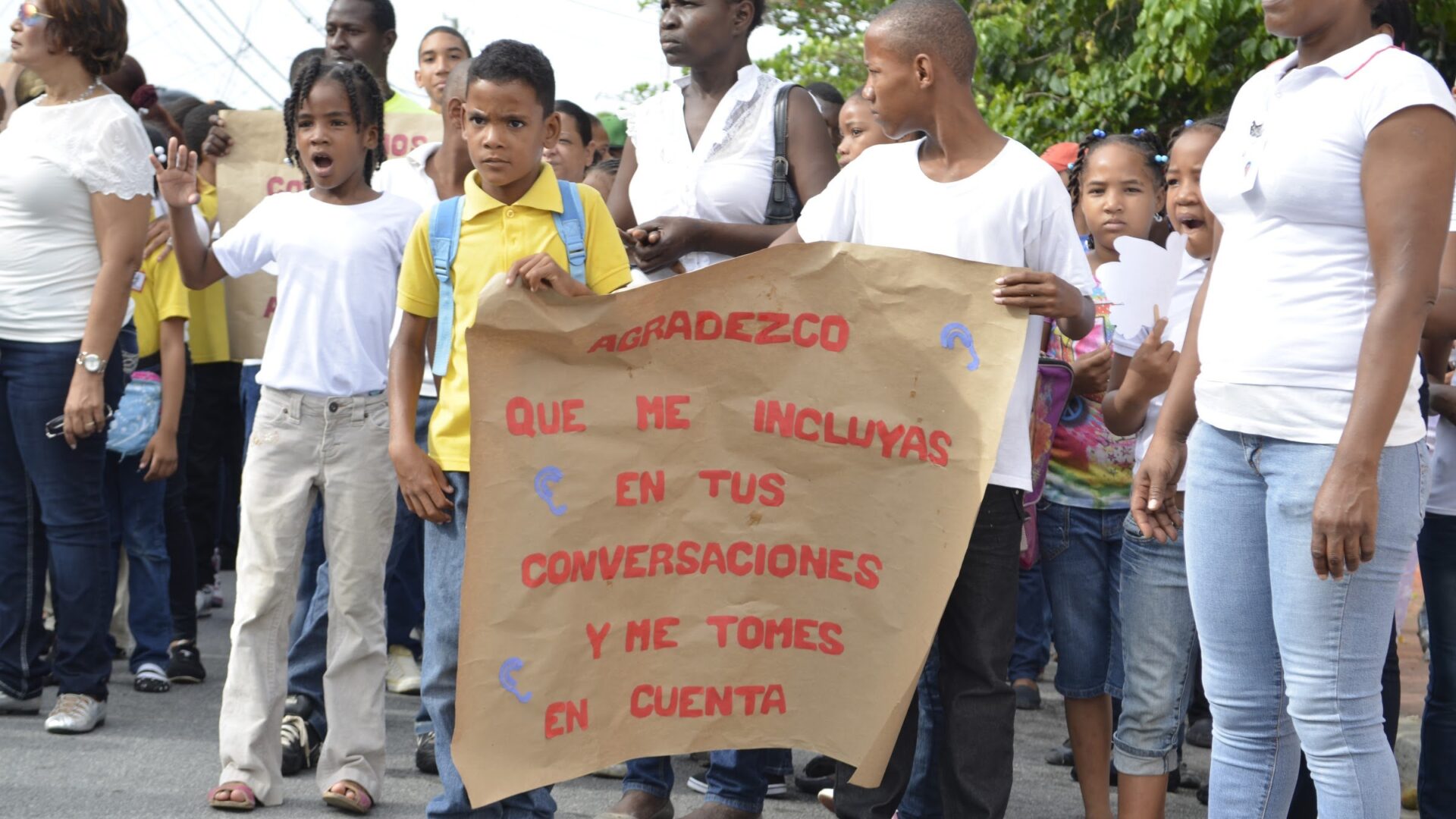 Marcha por la inclusión con un cartel que pide «Agradezco que me incluyas en tus conversaciones y me tomes en cuenta»