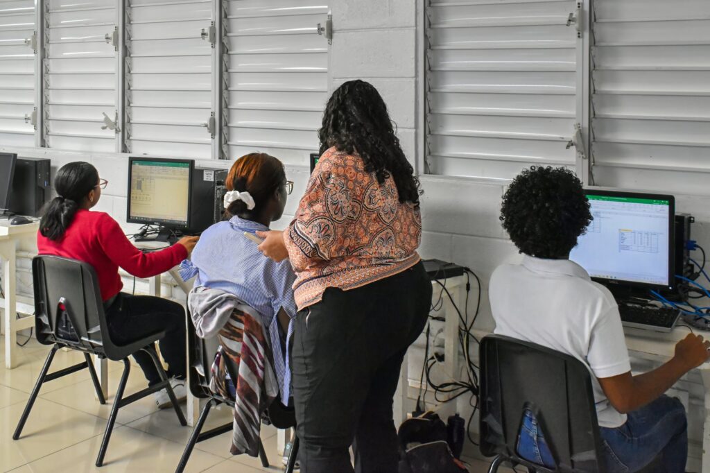 Estudiantes del Instituto Técnico PBO en el aula de informática