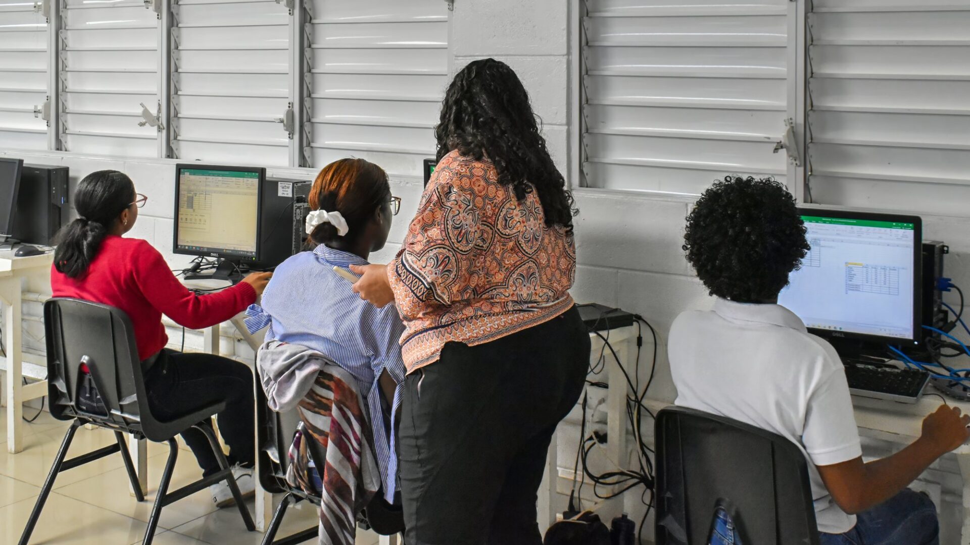 Estudiantes del Instituto Técnico PBO en el aula de informática