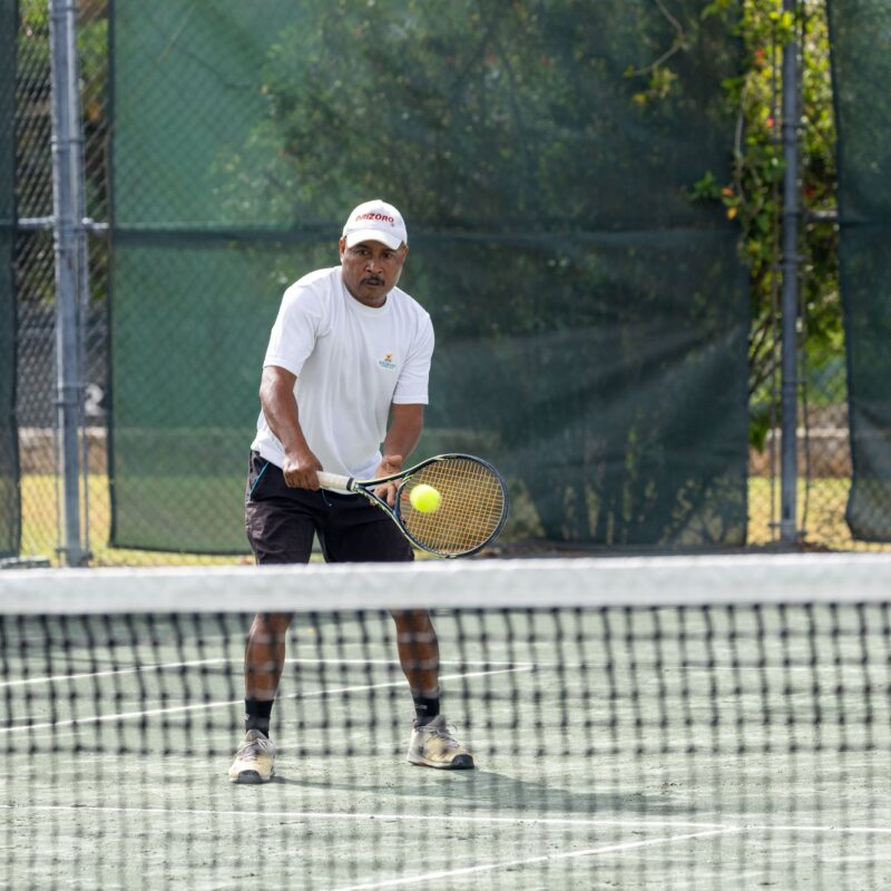 Golpe de derecha en el Torneo de Tenis McDaniel