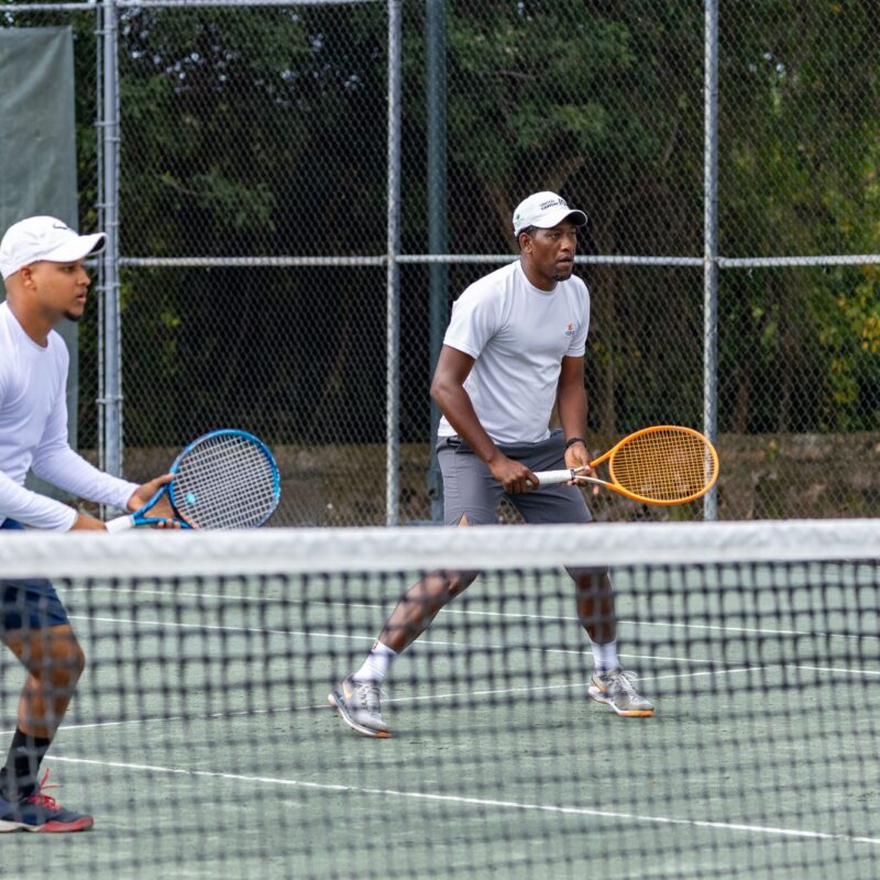 Partido de dobles en el Torneo de Tenis McDaniel