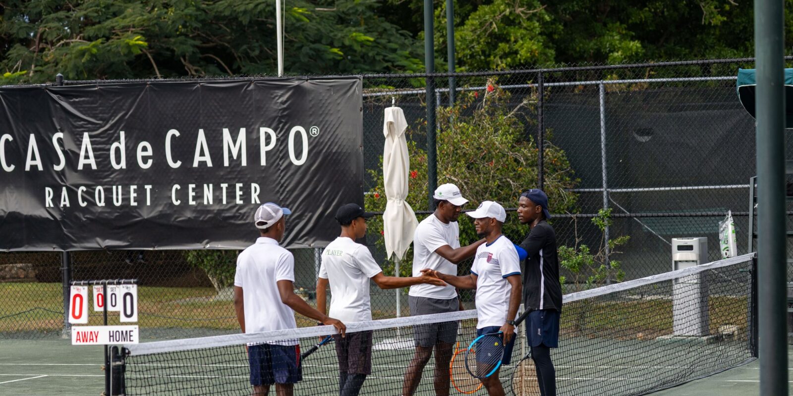 Tenistas junto a la red en el Torneo McDaniel