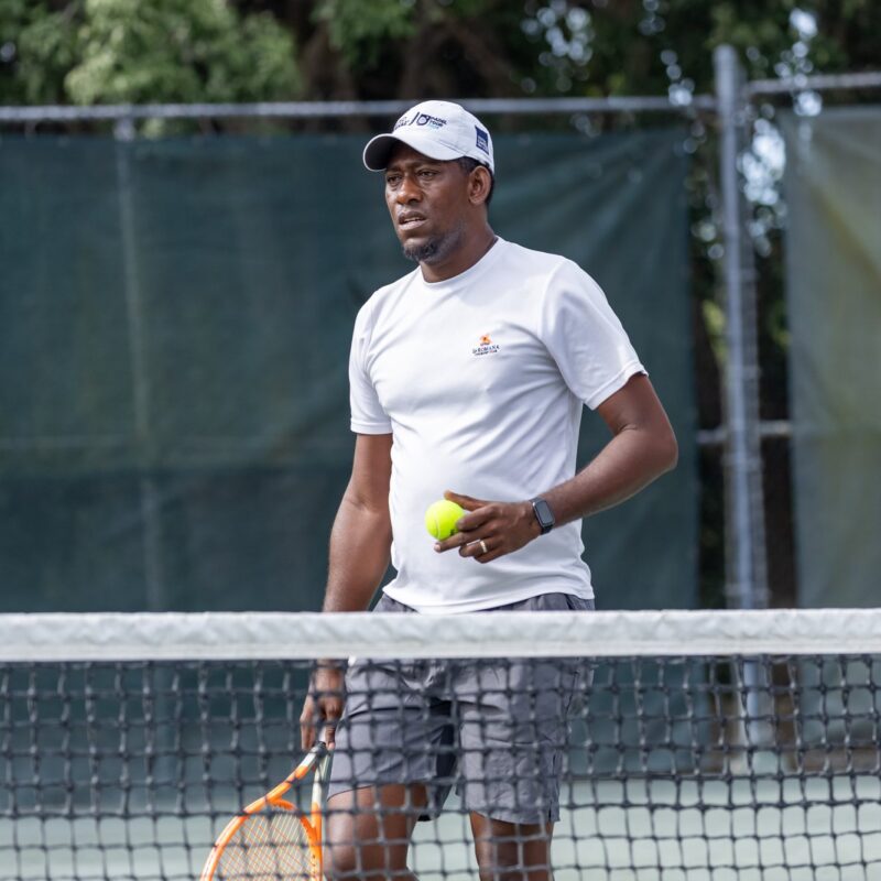 Saque durante el Torneo de Tenis McDaniel