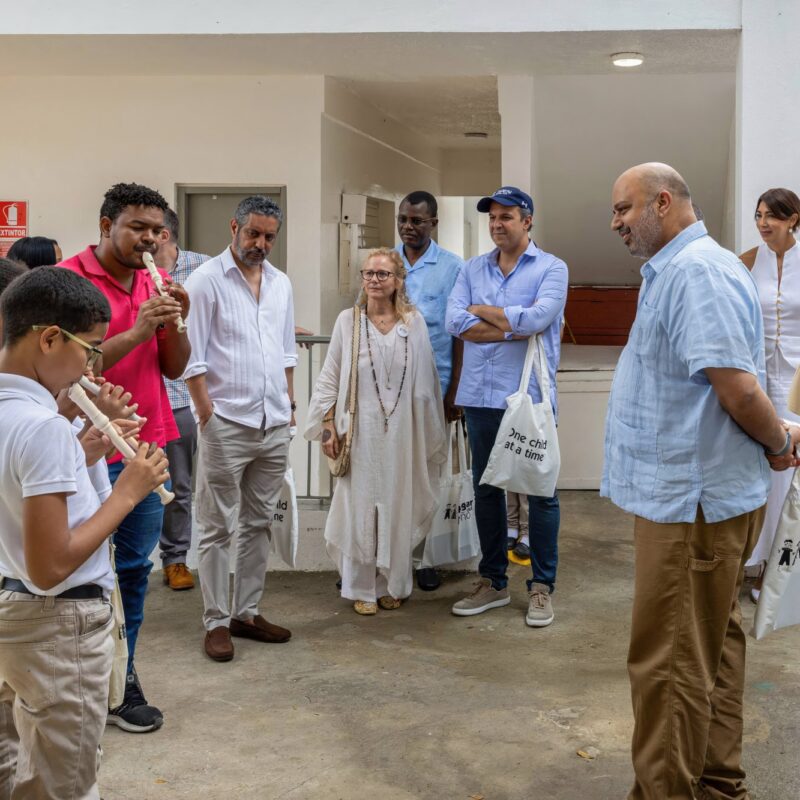 Los estudiantes reciben con música a la delegación de embajadores en el Hogar del Niño