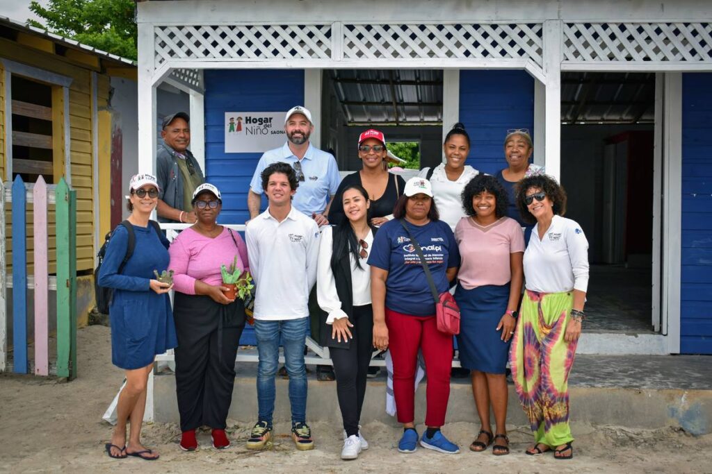 Equipo del Patronato frente a la casa del Hogar del Niño en Isla Saona