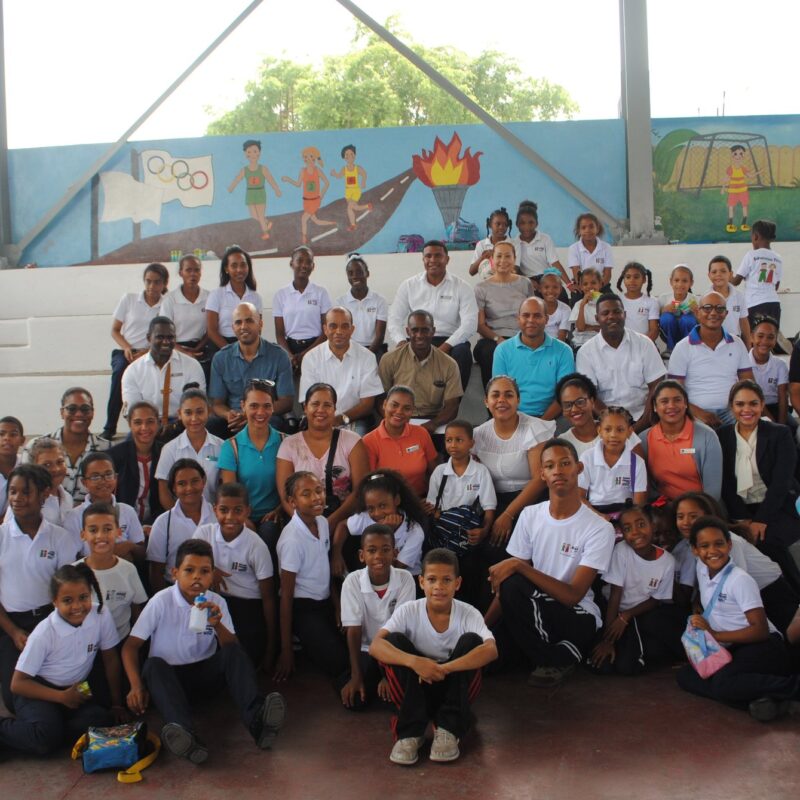 Brigada de voluntarios junto a los estudiantes del Hogar del Niño