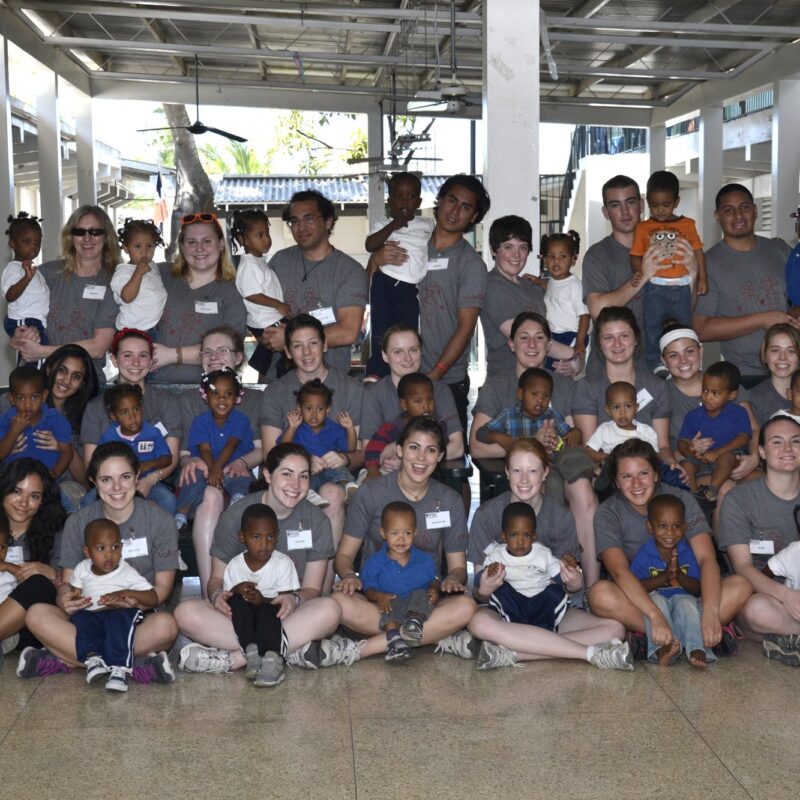 Grupo de voluntarios del PBO en el patio del Hogar del Niño