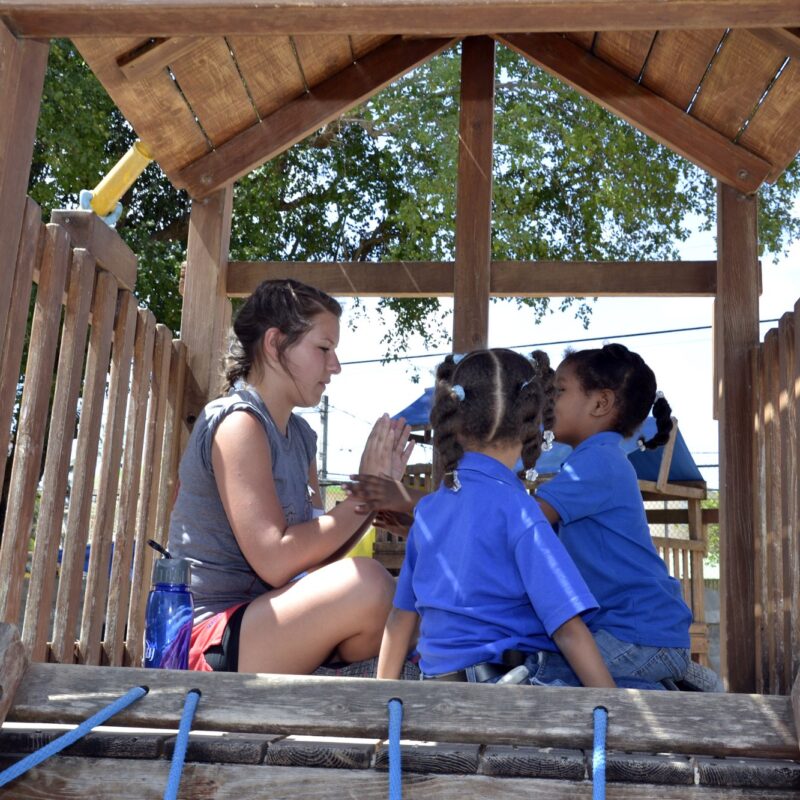 Voluntarias acompañando a los niños en el área de juegos